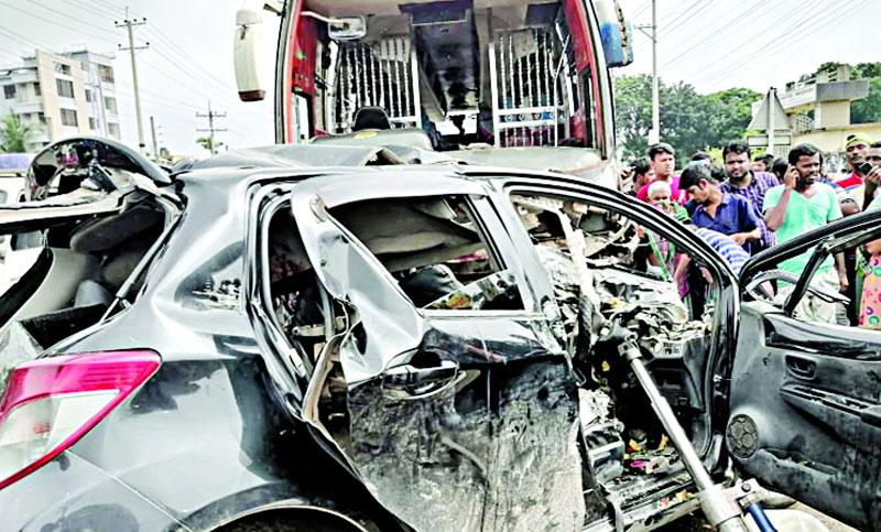 ছোট গাড়িতে বড় দুর্ঘটনা
