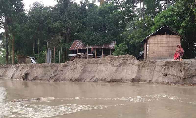 'ধল্লা ভাঙব্যার নাগছে তল দিয়া খুড়ি খুড়ি'