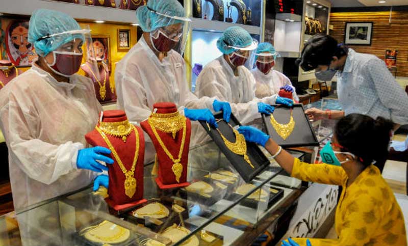 সোনার দাম বাড়ায় ক্রেতা কমেছে