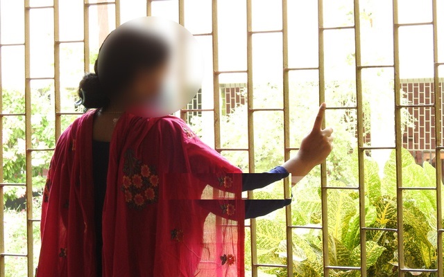 টাকার বদলে দেনাদারের স্ত্রীকে কেড়ে নিল সুদখোর