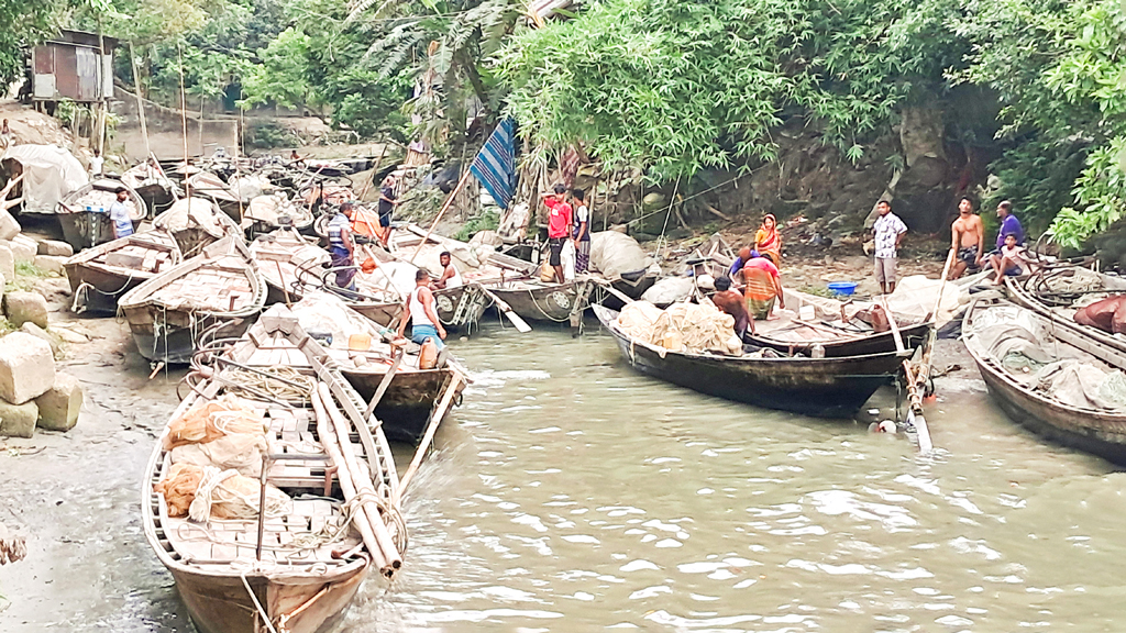 নিষেধাজ্ঞা উঠছে আজ মাছ শিকারে যাচ্ছে জেলেরা