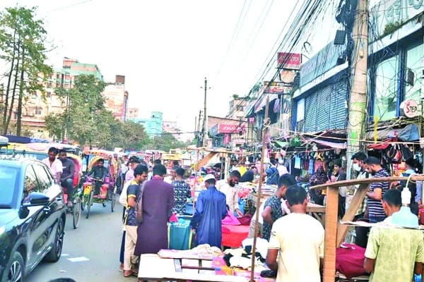 ১০০ ফিট সড়কের ৯০ ফিটই দখলে, দেখার কি কেউ নেই?