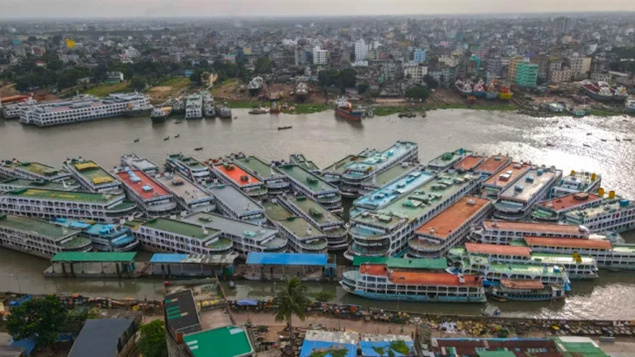 কুয়াশায় সদরঘাট-দক্ষিণাঞ্চলের লঞ্চ চলাচল বন্ধ