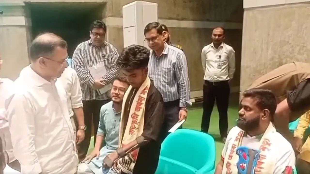 সংসদ গ্যালারিতে জুলাই শহীদদের পরিবার ও আহতদের খোঁজ নিলেন প্রধানমন্ত্রী