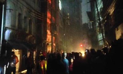 আগুন এবার চকবাজারে আবাসিক ভবনে নিয়ন্ত্রণে ৭ ইউনিট