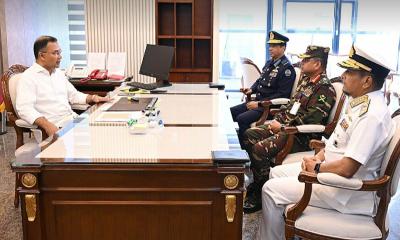প্রধানমন্ত্রীর সঙ্গে তিন বাহিনী প্রধানের সাক্ষাৎ