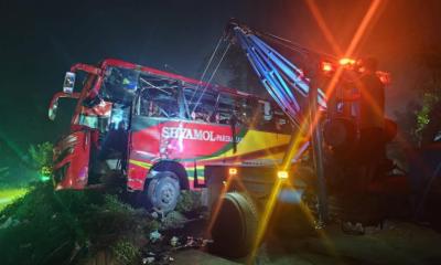 ফেনীর লালপোলে বাস উল্টে কাস্টমস কর্মকর্তা নিহত