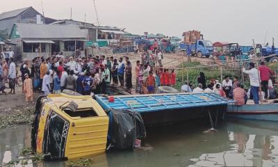 কিশোরগঞ্জে ফেরিতে ওঠার সময় নিয়ন্ত্রণ হারিয়ে ট্রাক নদীতে, নিহত ১