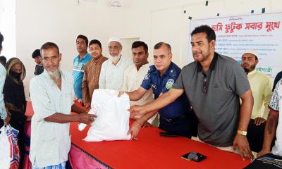 ঈদে হাসি ফুটাতে ভয়েস অব ঝিনাইগাতী’র উপহার বিতরণ