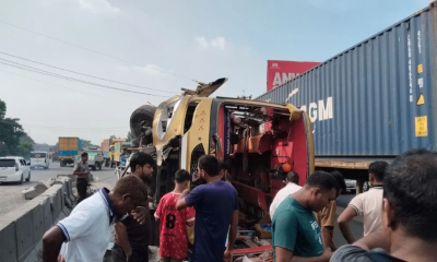 মুন্সীগঞ্জের গজারিয়ায় বাস-প্রাইভেটকার সংঘর্ষে নিহত ৪