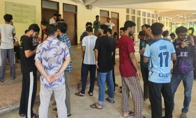 চুয়েট ভিসি কার্যালয়ে ফের তালা দিলো শিক্ষার্থীরা, অবরুদ্ধ নতুন উপাচার্য