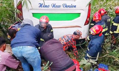 মহাসড়কে যাত্রীবাহী ইজিবাইককে চাপা দিয়ে বাস খাদে, নিহত ৬