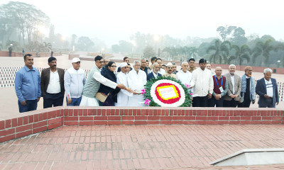 তারেক রহমানের পক্ষে স্মৃতিসৌধে বিএনপির শ্রদ্ধা নিবেদন