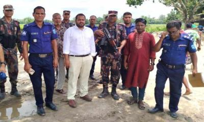 নীলফামারী ৫৬ বিজিবি পাথর ও বালু তোলার সরঞ্জাম আটক করেছে