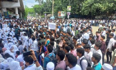 ঢাকা পলিটেকনিক ইনস্টিটিউটের শিক্ষার্থীদের সাতরাস্তার মোড় অবরোধ