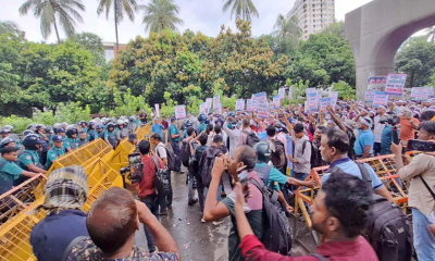 যমুনা অভিমুখে বেসরকারি শিক্ষকরা,পুলিশের সাউন্ড গ্রেনেড নিক্ষেপ