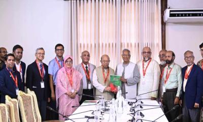 প্রধান উপদেষ্টার কাছে প্রতিবেদন জমা দিয়েছে স্বাস্থ্য সংস্কার কমিশন