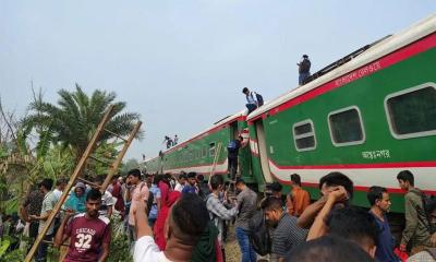 বগুড়ায় ট্রেনের ৯ বগি লাইনচ্যুত, উত্তরবঙ্গের সঙ্গে ঢাকার যোগাযোগ বন্ধ,আহত অর্ধশতাধিক