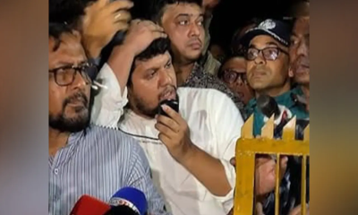 উপদেষ্টা মাহফুজের মাথায় বোতল নিক্ষেপ