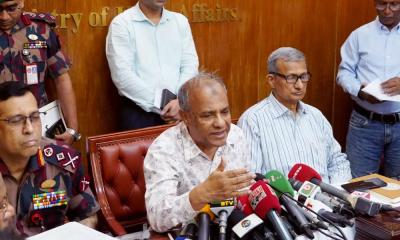 পুলিশের হাতে আর মারণাস্ত্র থাকবে না : স্বরাষ্ট্র উপদেষ্টা