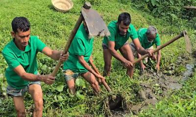কিশোরগঞ্জে এলাকাবাসীর স্বেচ্ছাশ্রমে হচ্ছে দেড় কিলোমিটার খাল খনন