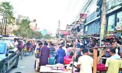 ১০০ ফিট সড়কের ৯০ ফিটই দখলে, দেখার কি কেউ নেই?