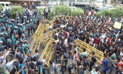 সাউন্ড গ্রেনেড ও টিয়ারগ্যাসে ছত্রভঙ্গ জবি শিক্ষার্থীদের লংমার্চ