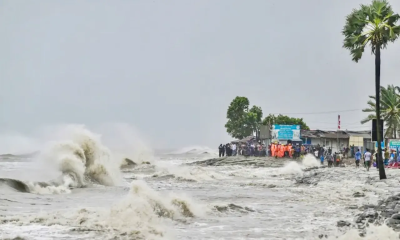 দেশের উপকূলে আছড়ে পড়েছে গভীর নিম্নচাপ,১৪ জেলায় জলোচ্ছ্বাসের শঙ্কা