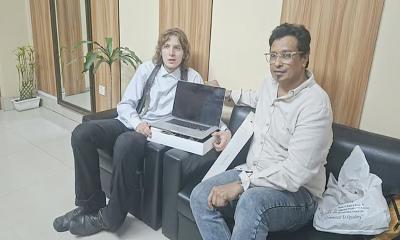 নাটরে ল্যাপটপ হারানো সেই জার্মান পর্যটককে ম্যাকবুক উপহার দিলেন বাংলাদেশি ব্যবসায়ী