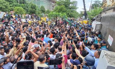 নিরাপওা ব্যারিকেড ভেঙে ইসি ভবনের সামনে এনসিপি নেতাকর্মীরা