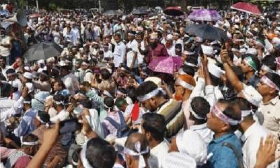 শহীদ মিনারে অসুস্থ হয়ে পড়ছেন ৬ শিক্ষক