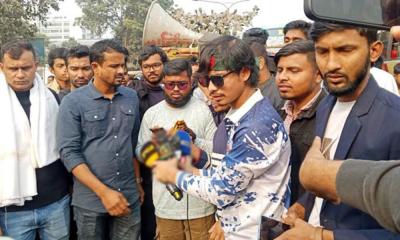 এবার নতুন কর্মসূচি দিয়ে সড়ক ছাড়লেন ৭ কলেজের শিক্ষার্থীরা