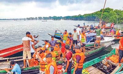 প্রাকৃতিকে ঘেরা টাঙ্গুয়ার হাওরে মাছ পাখি পরিবেশ সবই বিপন্ন