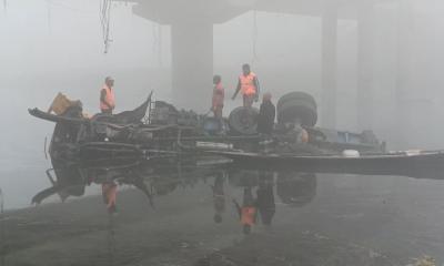 রেলিং ভেঙে  ট্রাক নদীতে, নিহত ২