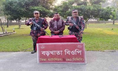 হাতীবান্ধা সীমান্তে ভারতীয় তারকাঁটারের বেড়া কর্তনকারী চিহ্নিত গরু চোরাকারবারী লাভলু বিজিবির হাতে আটক