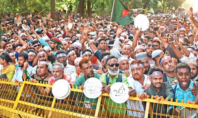 আমরণ অনশনে শিক্ষক-কর্মচারীরা