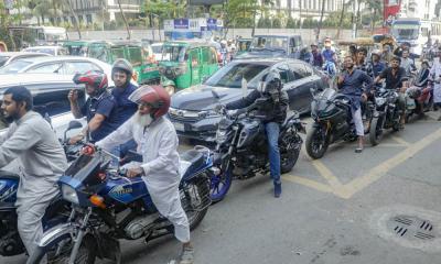 দেশে জ্বালানি তেলের চাহিদা হঠাৎ বেড়েছে, ফিলিং স্টেশনগুলোতে দীর্ঘ সারি