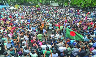 জবির শিক্ষার্থীরা অনড়, কাকরাইলেই অবস্থান, দুই বিশ্ববিদ্যালয়ে তালা