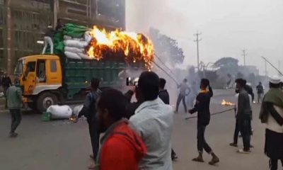 কারখানা খুলে দেওয়ার দাবিতে বেক্সিমকোর শমিকদের ভাঙচুর-বাসে আগুন