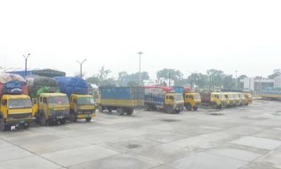 হঠাৎ ভারতের নিষেধাজ্ঞায় বেনাপোলে আটকে গেল তৈরি পোশাকবাহী শতাধিক ট্রাক
