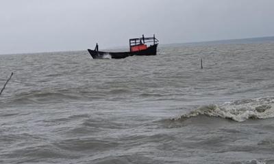 বৈরী আবহাওয়া বঙ্গোপসাগরে ১৮ জেলেসহ ২ ট্রলার ডুবি, নিখোঁজ ২