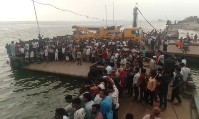 ফেরিঘাটে বাস উল্টে নদীতে : ৪ জনের মরদেহ উদ্ধার, নিখোঁজ ৪৫