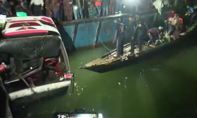 ফেরি থেকে পদ্মায় নদীতে ডুবে যাওয়া বাসটি উদ্ধার, বের হচ্ছে একের পর এক মরদেহ