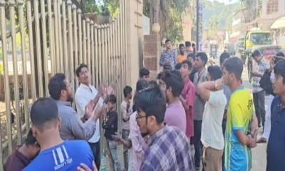 বান্দরবানে পুলিশ সুপার কার্যালয় ঘেরাও বিক্ষুব্ধ ছাত্র-জনতার