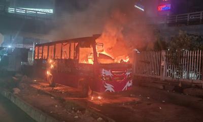 এবার রামপুরায় টিভি ভবনের সামনে পার্কিংয়ে থাকা বাসে আগুন