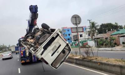 বগুড়া সড়কে মাইক্রোবাসের গ্যাস সিলিন্ডার বিস্ফোরণে চালকসহ নিহত ৩