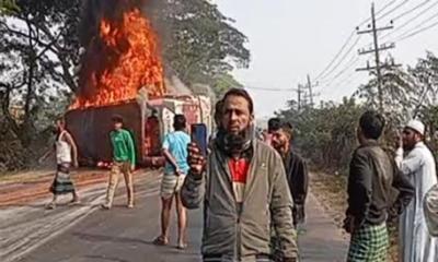 কুমিল্লায় বাস-সিএনজি-মোটরসাইকেল সংঘর্ষে বাসে আগুন, ঘটনাস্থলেই পুড়ে নিহত ৪