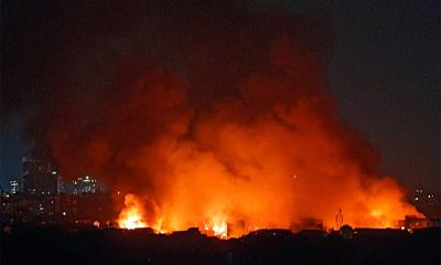 কড়াইল বস্তির আগুন নিয়ন্ত্রণে ফায়ার সার্ভিসের ১৯ ইউনিট