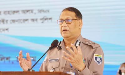 পুলিশ পেশাদারির সঙ্গে কাজ করছে : আইজিপি