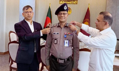 প্রধানমন্ত্রী নতুন আইজিপিকে র‌্যাংক ব্যাজ পরিয়ে দিলেন